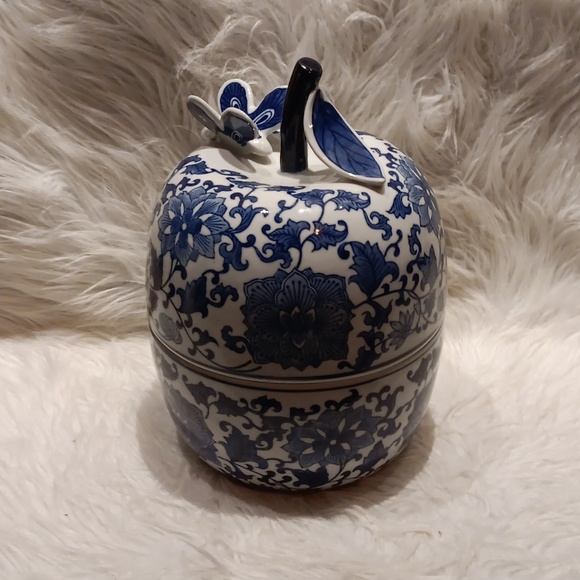 BLUE AND WHITE FLORAL APPLE SHAPED BUTTERFLY JAR WITH LID